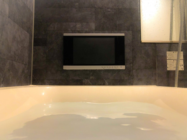 お風呂 テレビ 壁面設置型の防水テレビ