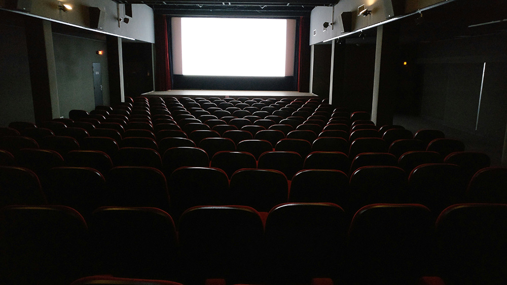映画作品は映画館で鑑賞することを想定して色調整されている