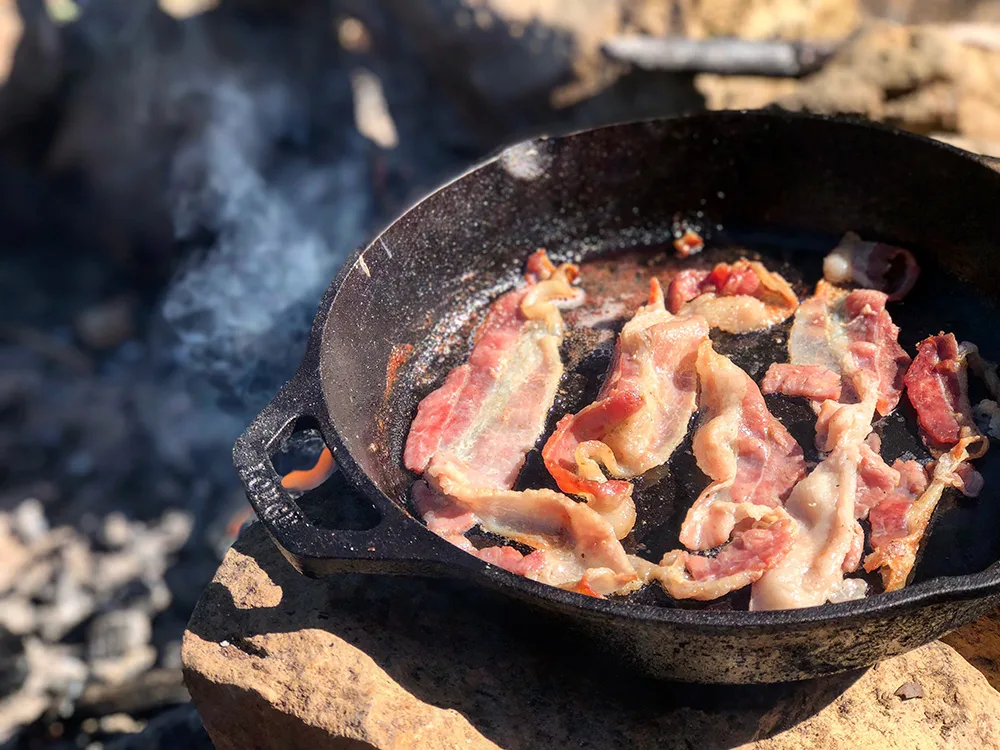 アウトドアグルメを作って食べながら楽しむ鑑賞