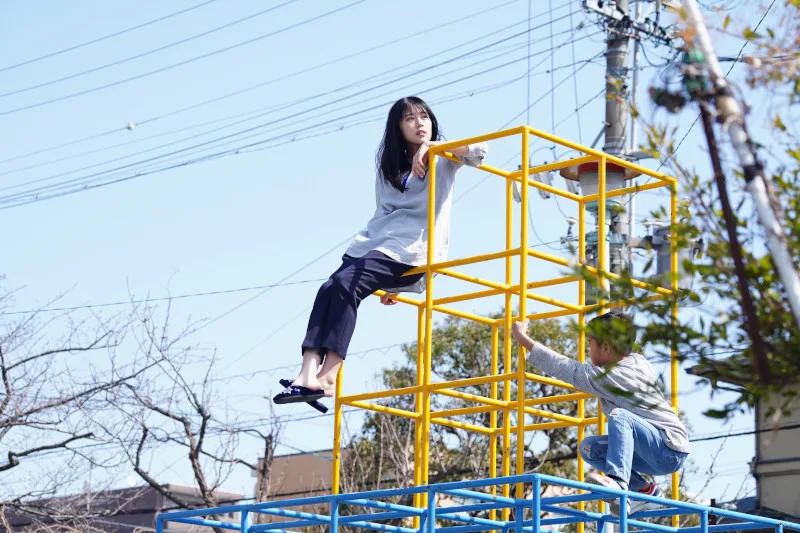 ちひろさん ジャングルジムに登るちひろさん