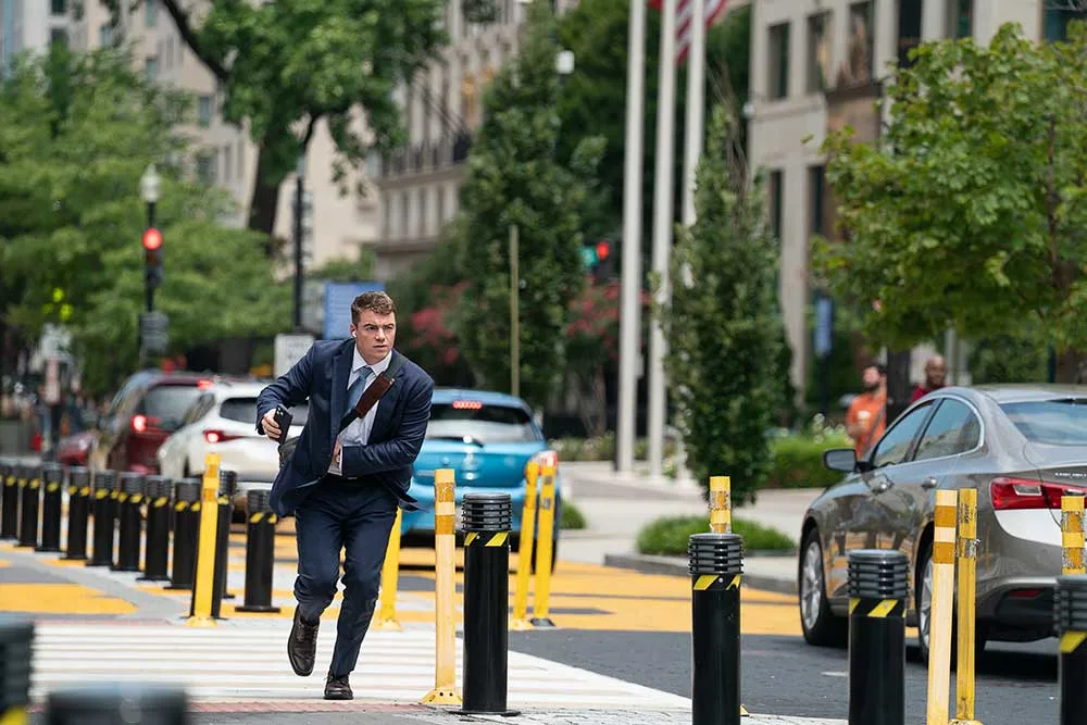 ジェイク・バリントン副補佐官(ガブリエル・バッソ)