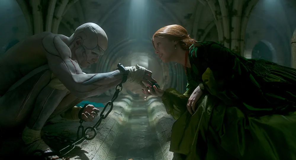 葉っぱを水に浮かべて遊ぶシーンなどかわいらしくすら見えます。エリザベスの密かな愛を受けるのは怪物の方でした。