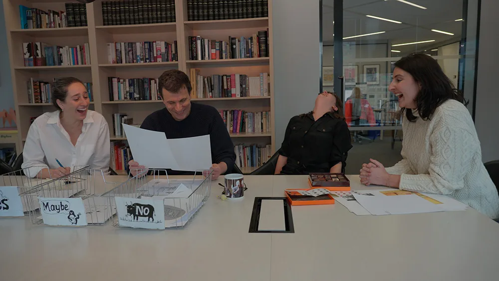 毎週1,000単位のイラスト・1コマ漫画を編集長にチェック出し。